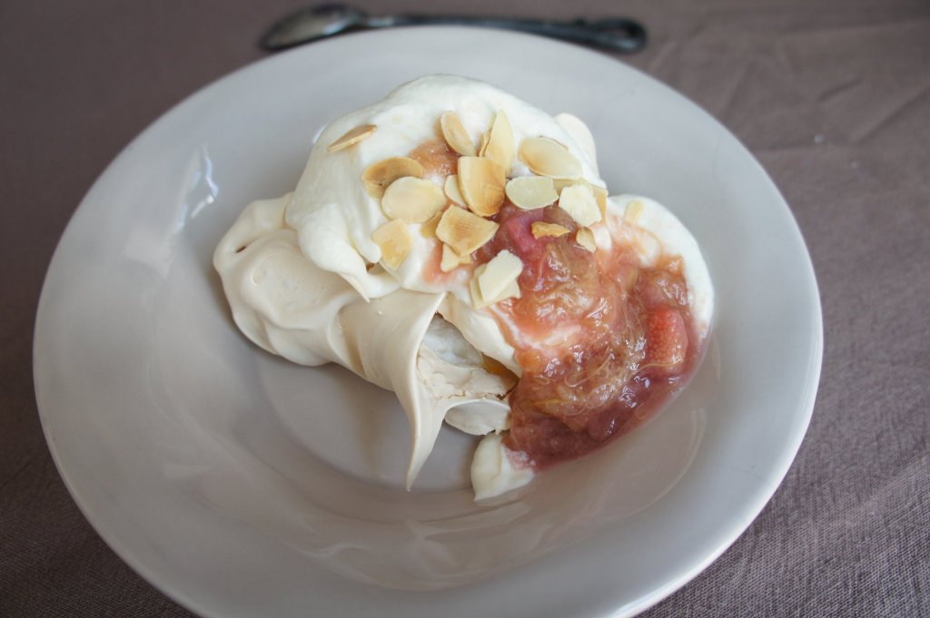 Dessert : Eton Mess (meringue écrasée) et sa compote de rubharbe, amandes filées