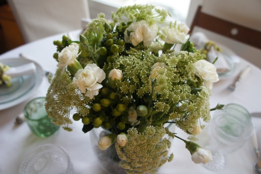 Bouquet composé de dills (fleur de l'aneth), hypericum vert et oeillets blancs