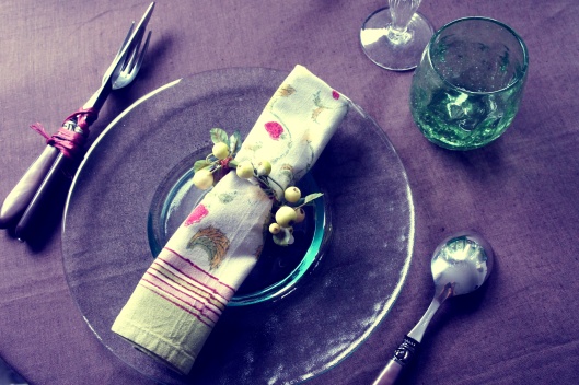 Une serviette de table (Mas d'Ousvan), orné de framboises, joue la transparence avec l'assiette